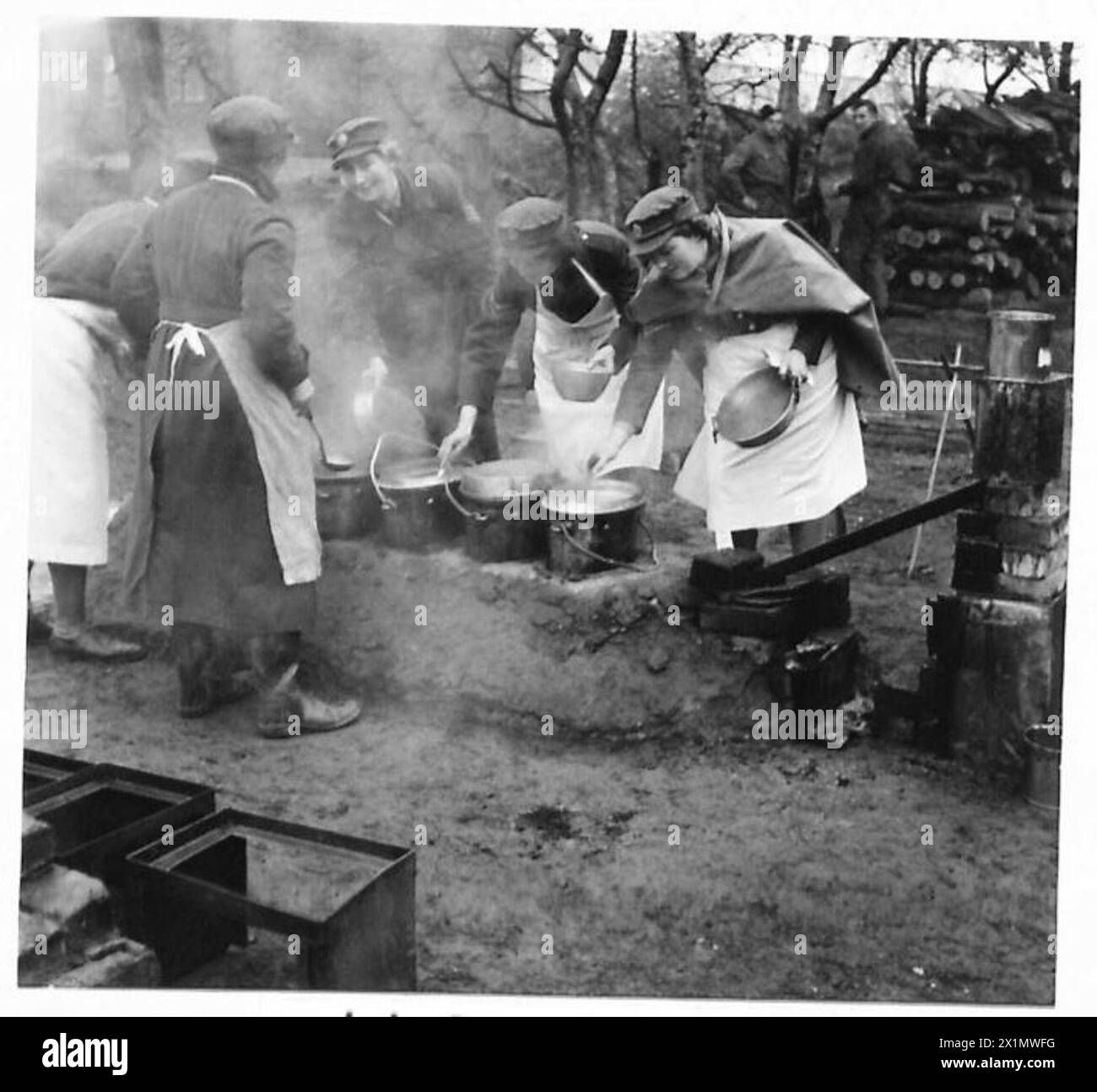 La nourriture est en train d'être préparée sur une cuisinière de terrain à l'A.T.S. School of Cookery, armée britannique. Banque D'Images