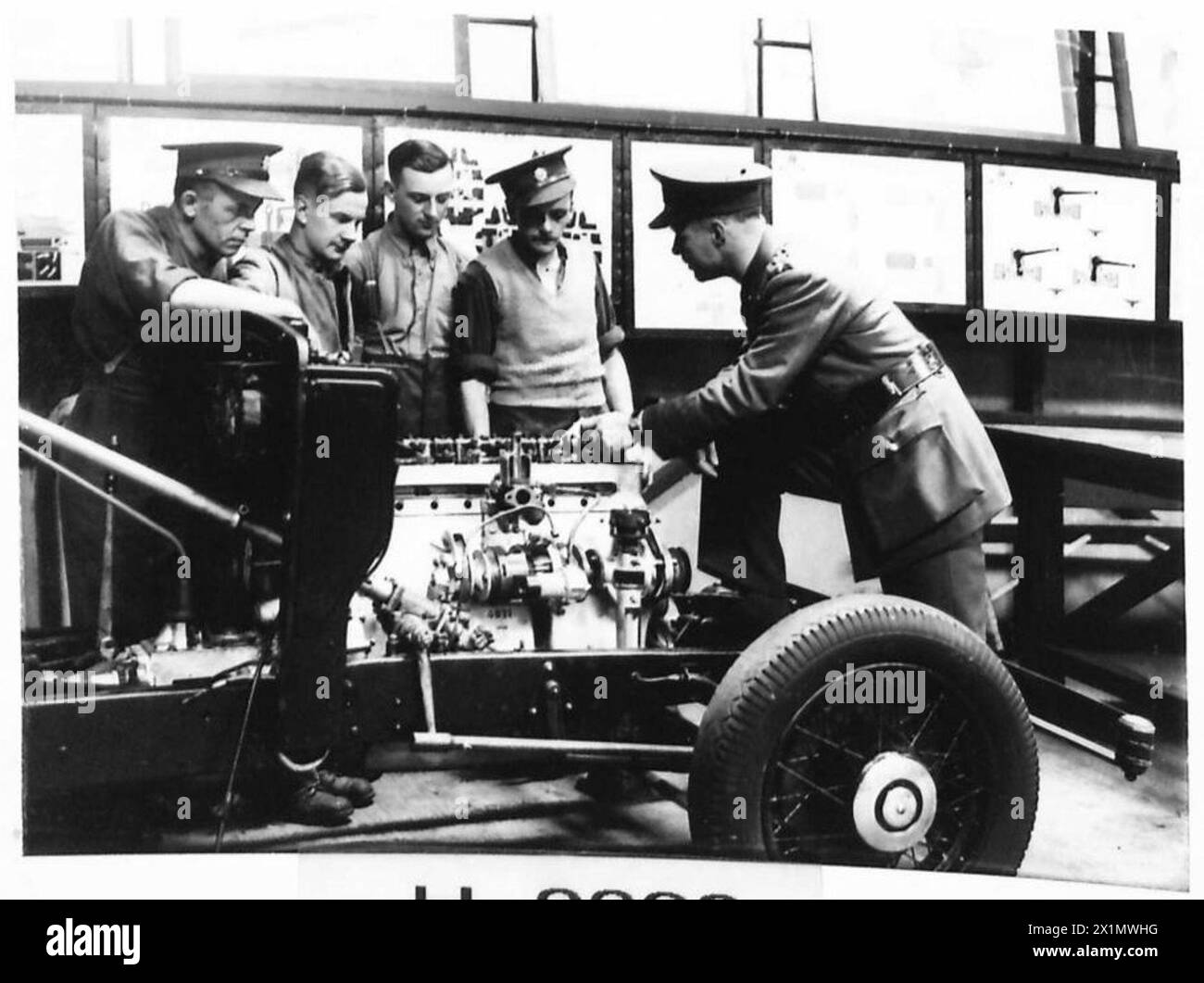 NORTHERN COMMAND R.A.O.C. ATELIERS DE TRANSPORT MOTORISÉ - Une école d'instruction en maintenance M.T. est mise en place dans les ateliers, où les détails de section du châssis sont expliqués, British Army Banque D'Images