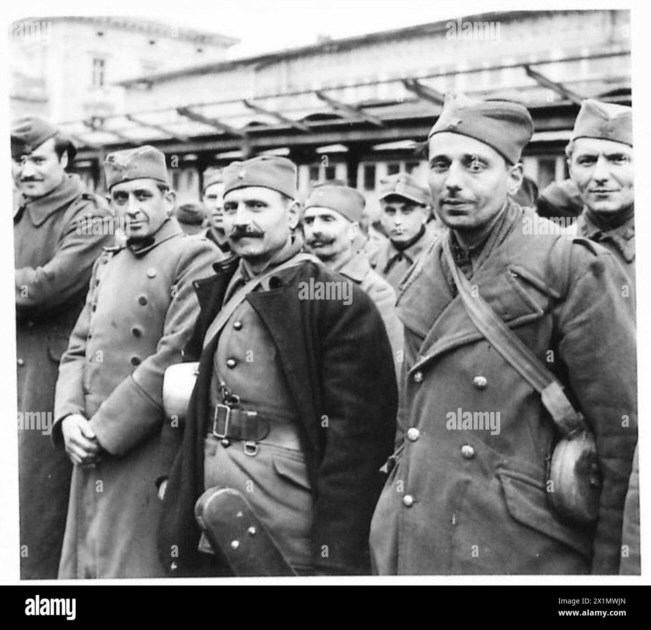 Des prisonniers de guerre yougoslaves libérés arrivent à Belgrade, des militaires britanniques sont présents lors de la réception. Banque D'Images