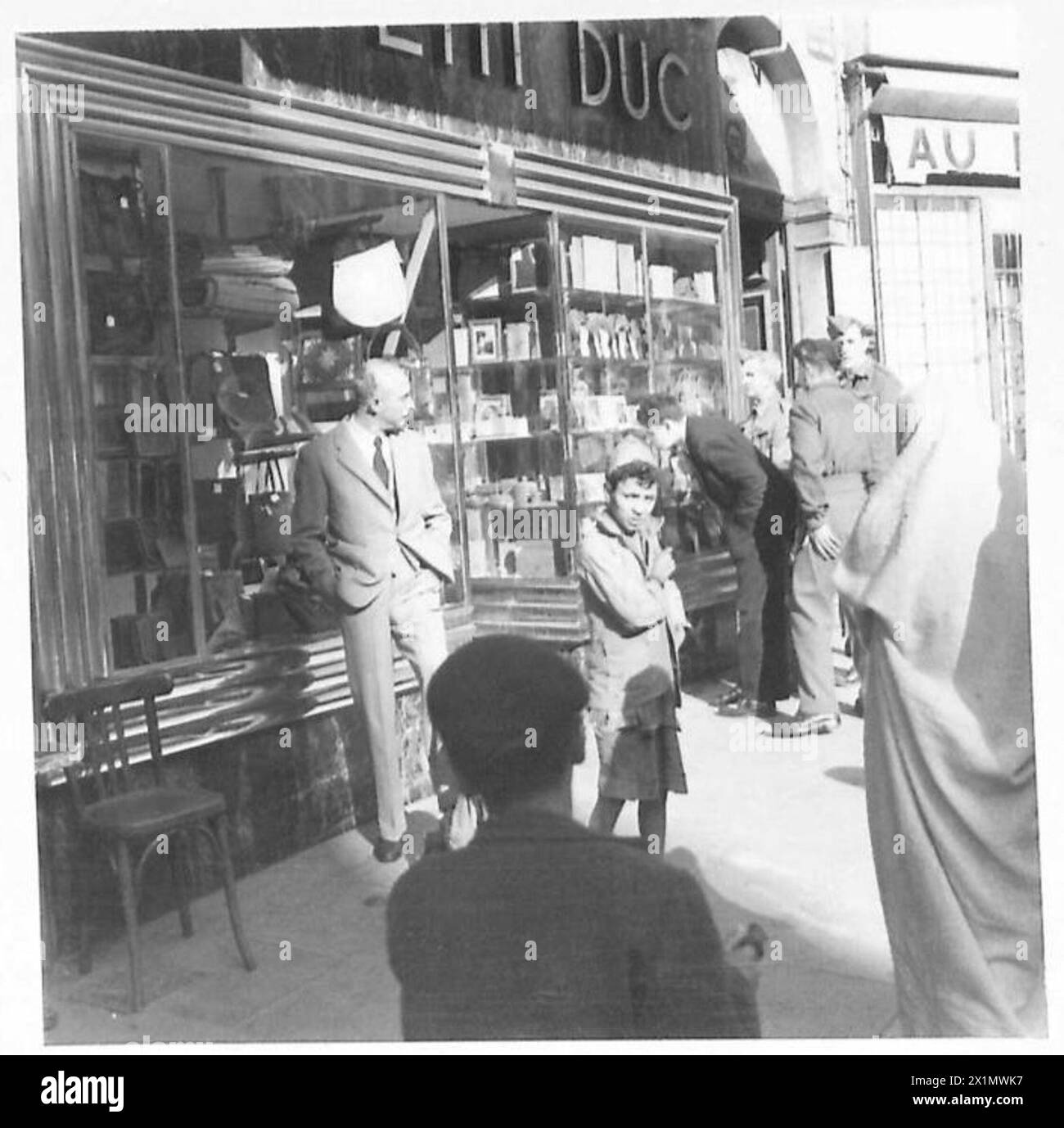 BRITISH TOMMIES ACHÈTENT DES CADEAUX DE NOËL À NORTH AFRICATHESE LES PHOTOGRAPHIES SONT DESTINÉES À ILLUSTRER UNE HISTOIRE D'OBSERVATEUR PAR LIEUT. R. OFFICIER OBSERVATEUR DE SHEARER - SPR William Emmett, de 7 School Grove, Prestwich, Manchester et SPR. Gerald Wardle og 20 Hillary Street, Walsall, regardant une vitrine de magasin, British Army Banque D'Images