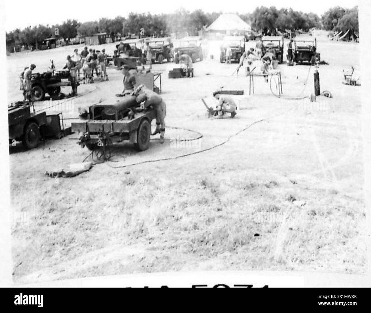 Un atelier aéroporté de planeur en Afrique du Nord fonctionne avec un personnel de 38 personnes, avec une forge de forge, un soudage électrique et acétylène, des scies circulaires, des perceuses, des meules et un signalisateur. Banque D'Images