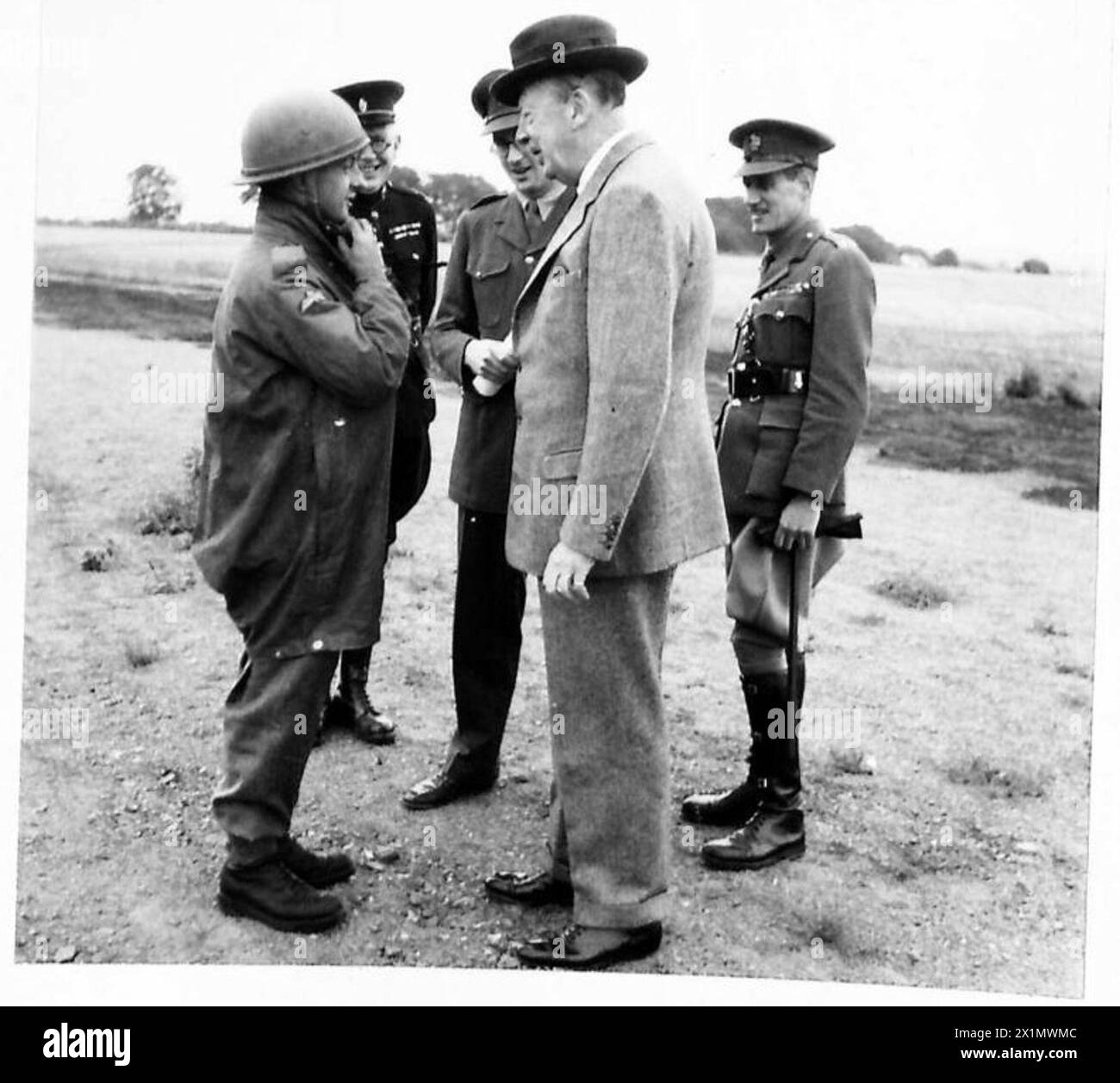 Le Gouverneur d'Irlande du Nord a observé une manifestation de parachutistes de l'armée britannique et s'est entretenu avec l'un des parachutistes pendant l'exercice. Banque D'Images