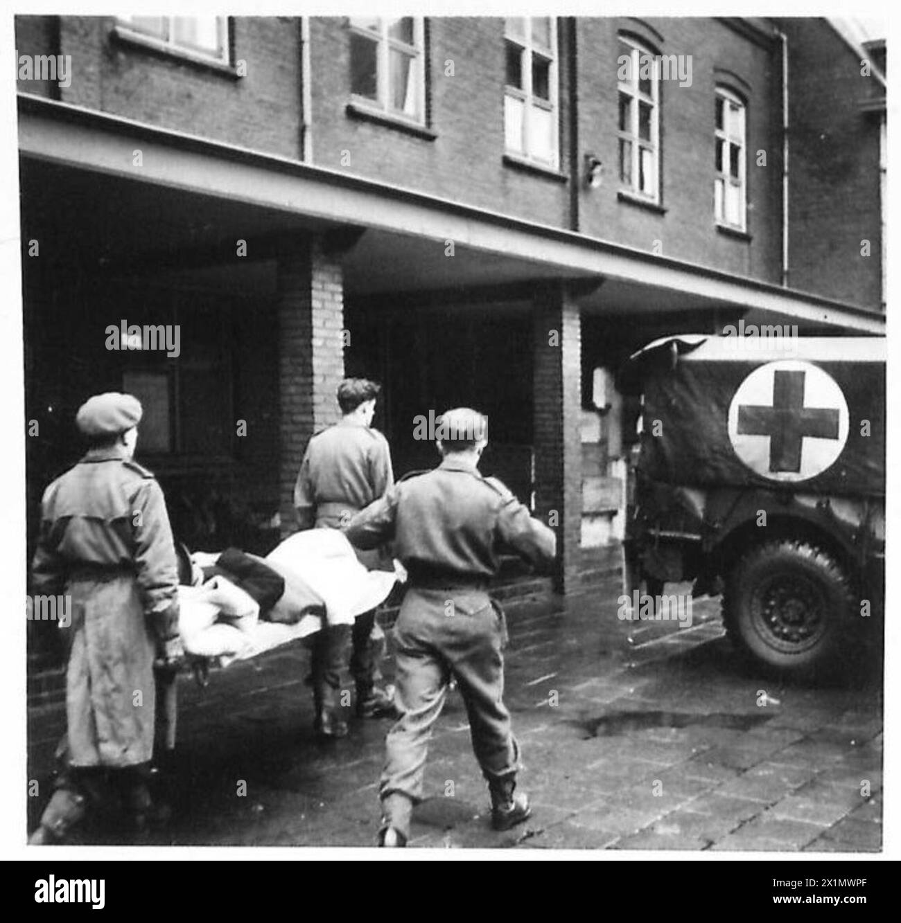 Un réfugié blessé de Blerick est placé dans une ambulance par des travailleurs de la Croix-Rouge britannique pendant les opérations de l'armée britannique avec le 21e groupe d'armées. Banque D'Images