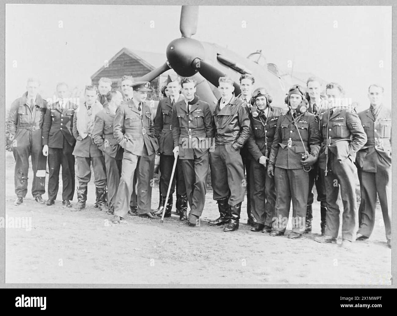 Le chef d'escadron Peter Townsend, commandant du No. 85 Squadron RAF, se tient avec des pilotes à Church Fenton le 14 octobre 1940 pendant la bataille d'Angleterre. Le groupe comprend des membres des forces aériennes polonaises et françaises. Banque D'Images