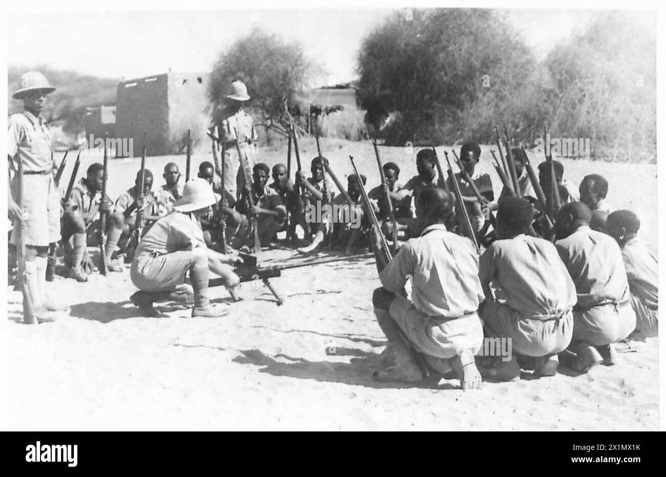 Un sous-officier britannique donne des instructions aux troupes abyssiniennes sur l'utilisation et le fonctionnement d'un canon antichar lors d'une séance d'entraînement. Banque D'Images