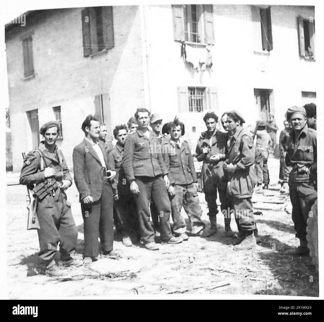 Trois parachutistes allemands survivants sont détenus par des ravisseurs parachutistes italiens pendant l'avancée de la 8e armée vers la rivière Reno, unité F Recce, armée britannique. Banque D'Images