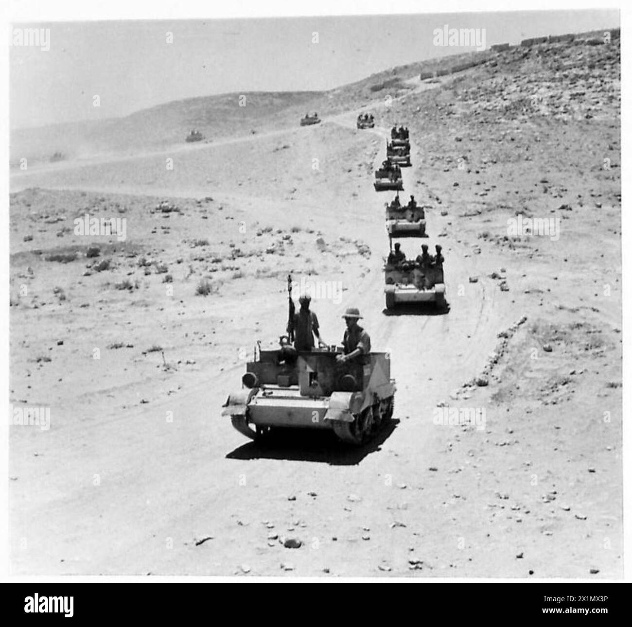 Des porte-canons indiens Bren d'un régiment sikh naviguent sur des routes rocheuses dans le désert occidental, dans l'armée britannique. Banque D'Images