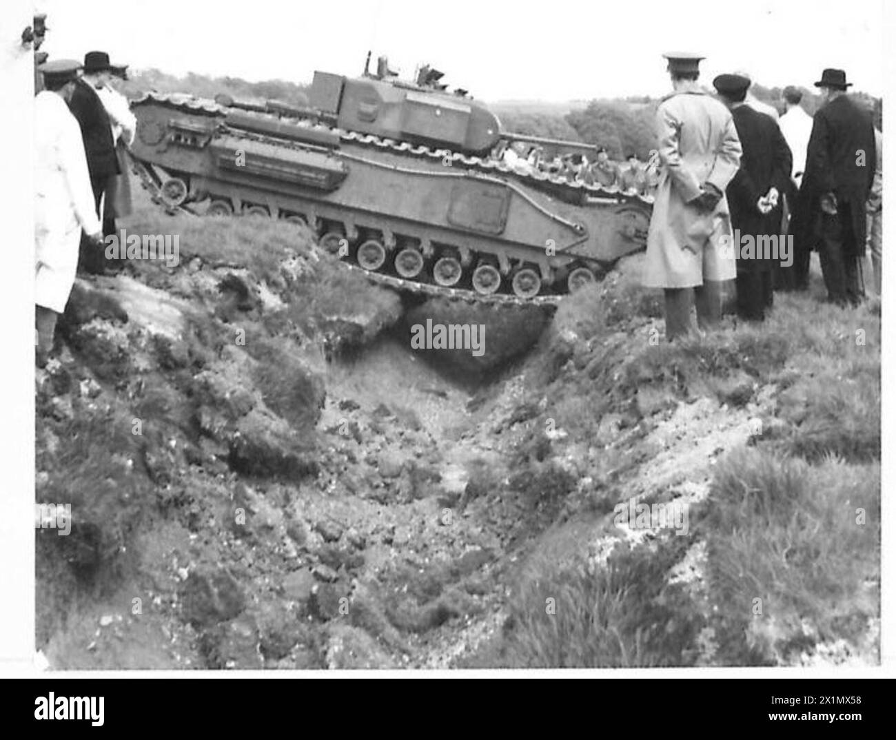 LE PREMIER MINISTRE À LA DÉMONSTRATION DE CHARS - Une démonstration par l'un des chars Churchill Mk.IV, l'armée britannique Banque D'Images