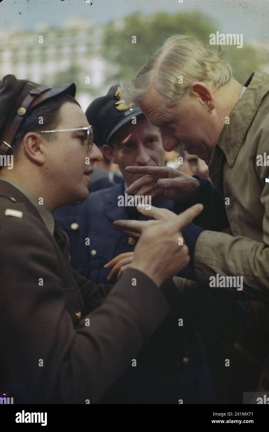 Un soldat américain s'engage dans une discussion avec un conférencier au Speakers' Corner, Hyde Park, Londres en 1944. Banque D'Images