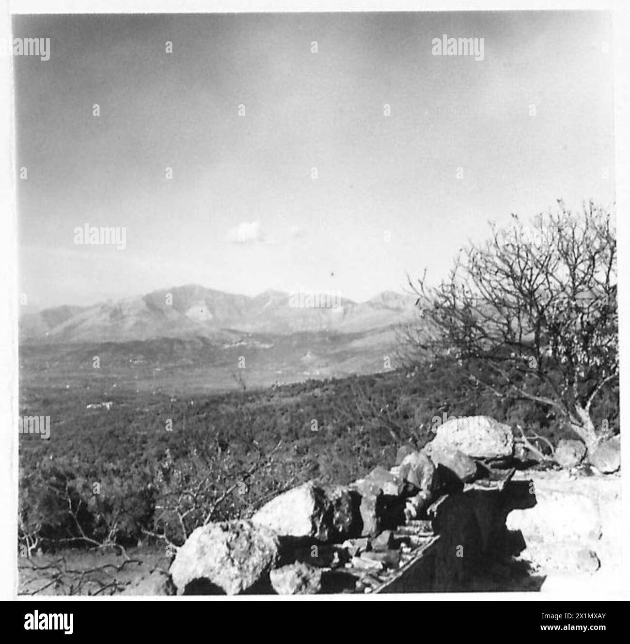 Vue panoramique de la basse rivière Garigliano montrant le village de Sessa Aurunca et la ville de Castelforte dans le secteur de la Cinquième armée britannique, en Italie. Banque D'Images