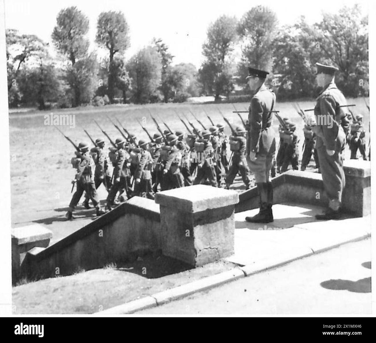 Le roi inspecte les Grenadier Guards, prenant le salut alors que le bataillon passe devant lors d'une cérémonie militaire officielle. Banque D'Images