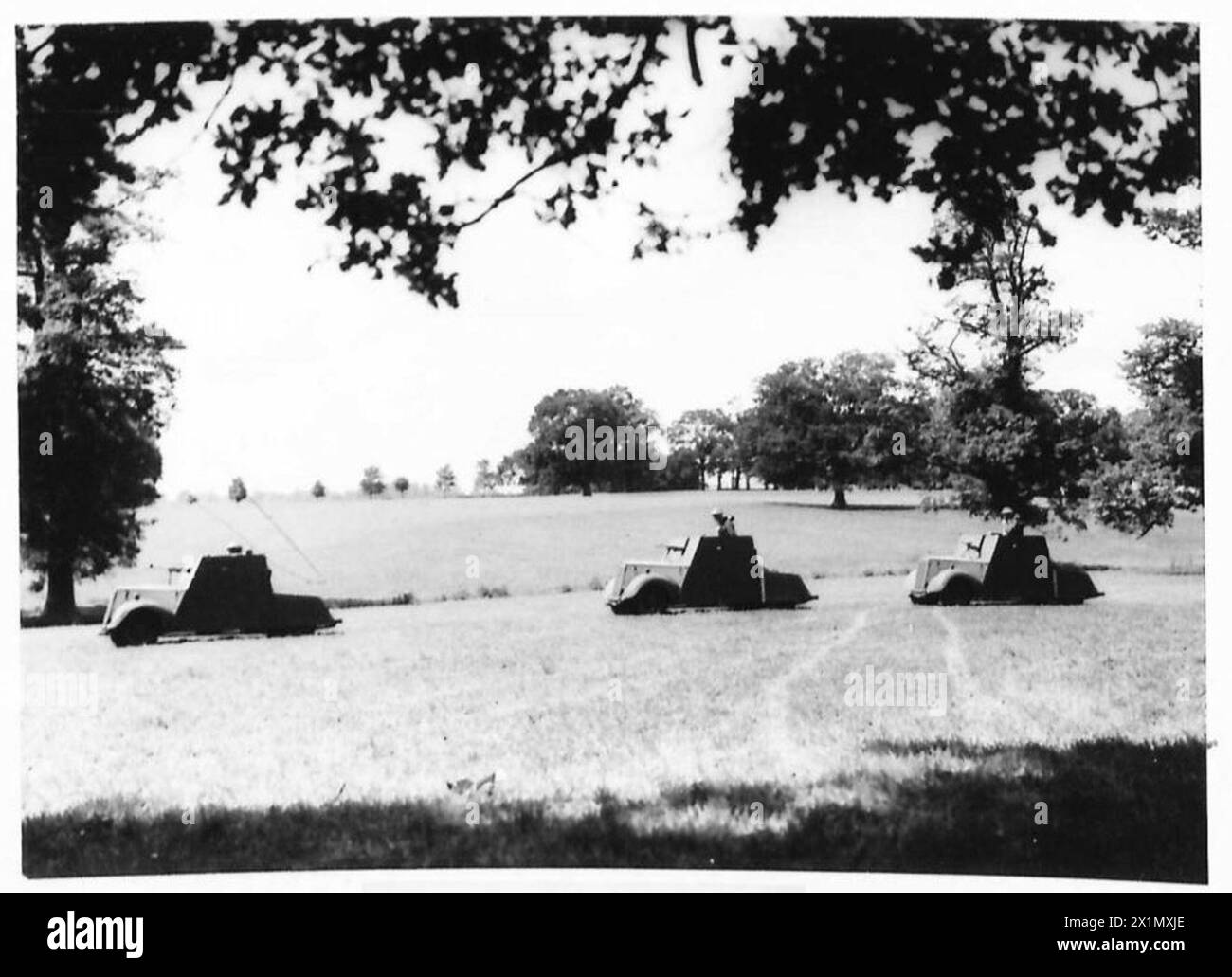 Trois véhicules blindés Ironsides traversent la campagne anglaise typique sous la supervision de l'armée britannique. Banque D'Images