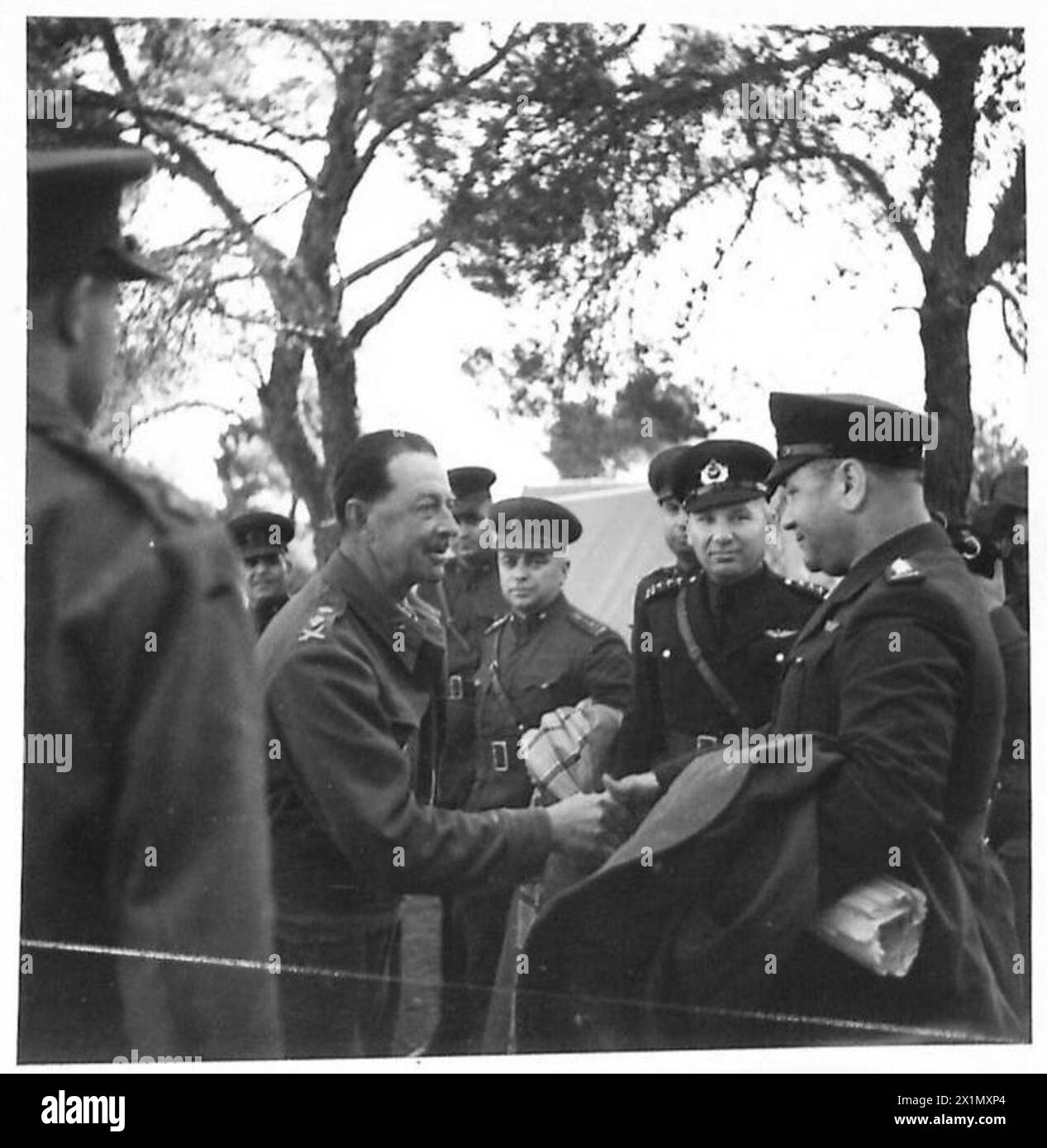 MISSION MILITAIRE TURQUE EN AFRIQUE DU NORD - Gen. Alexander saluant les officiers turcs à son QG, l'armée britannique Banque D'Images