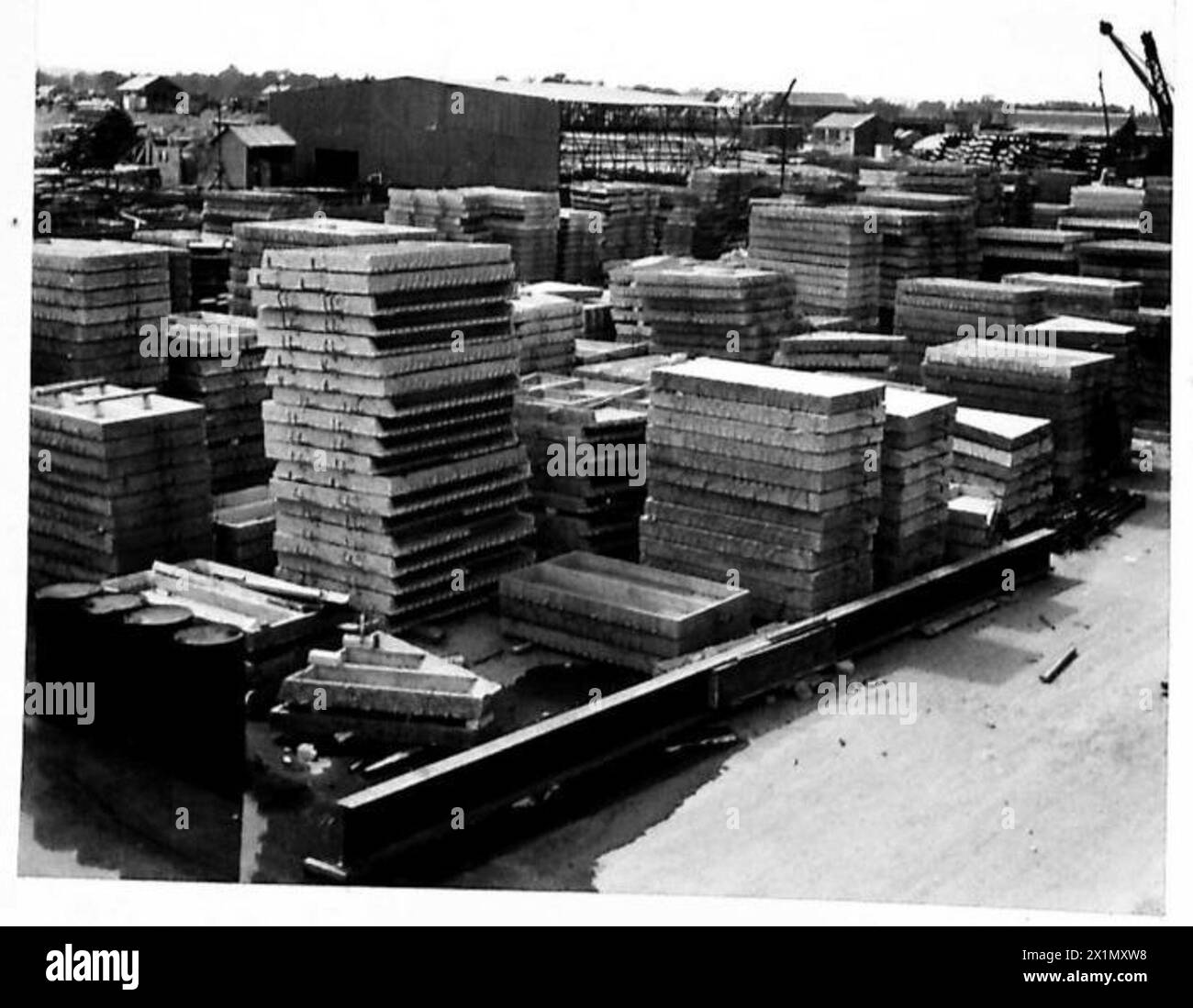 L'armée britannique construit des supports flottants en béton connus sous le nom de « coléoptères » pour une utilisation dans de nouveaux projets de ponts à poutres. Banque D'Images