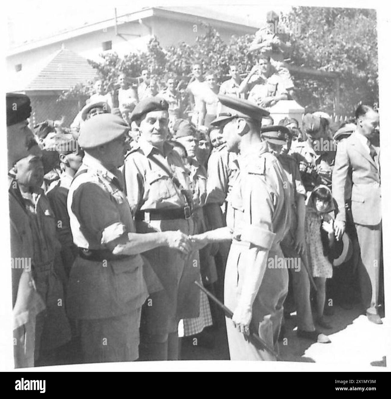 Le roi du Royaume-Uni rencontre et serre la main à des officiers supérieurs de l'armée britannique en Afrique du Nord avant son départ. Banque D'Images
