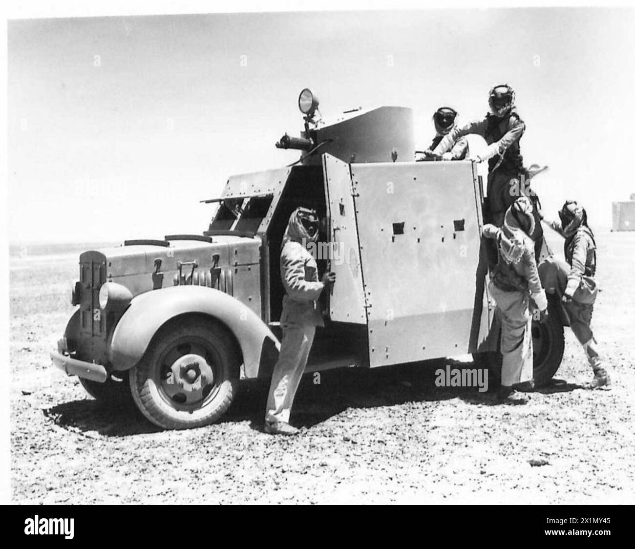 THE ARAB LEGION IN TRANSJORDANIA - Une colonne de patrouille mécanisée dans le désert de la Légion partant en patrouille, British Army Banque D'Images