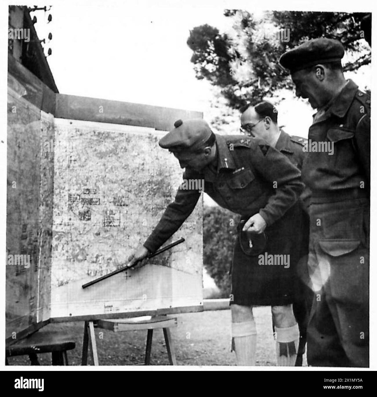 PRÉPARATIFS POUR LE DEUXIÈME FRONT - Major-général T.G. Rennie, DSO., commandant de division, passant sur une carte avec ses officiers d'état-major de l'armée britannique Banque D'Images