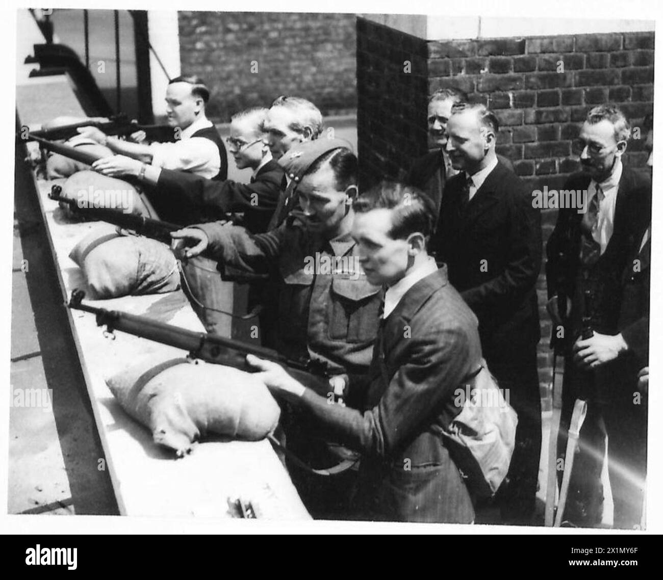 Des fonctionnaires du L.D.V. sont montrés se préparant à viser une cible lors d'un exercice d'entraînement, British Army. Banque D'Images