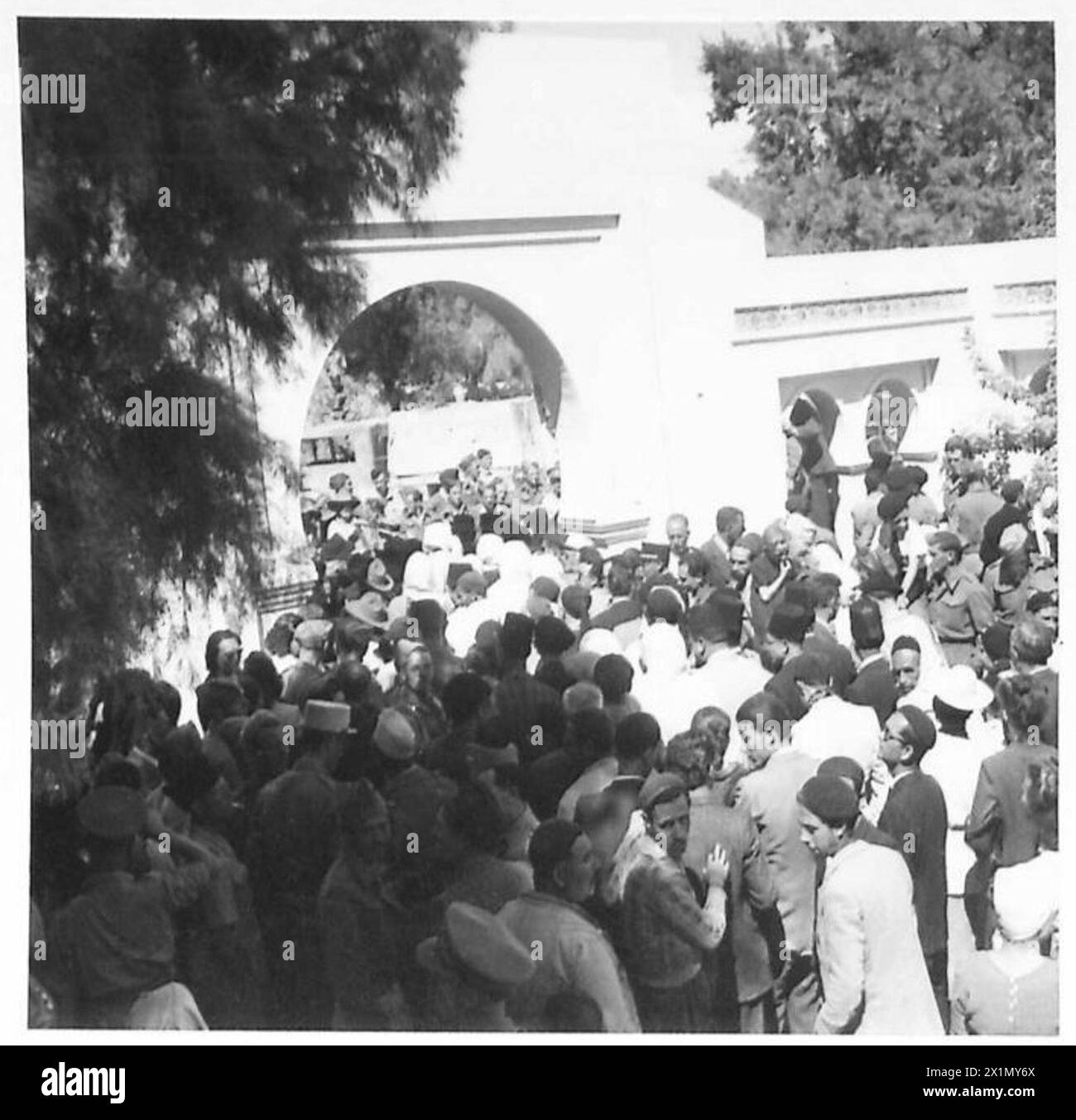 Le général Montgomery entre à Gabes et est accueilli par une foule devant le quartier général du contrôle civil de l'armée britannique. Banque D'Images