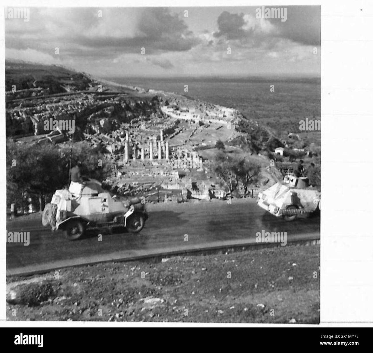 Des véhicules blindés sud-africains sont observés sur la route menant à Cirene, armée britannique. Banque D'Images