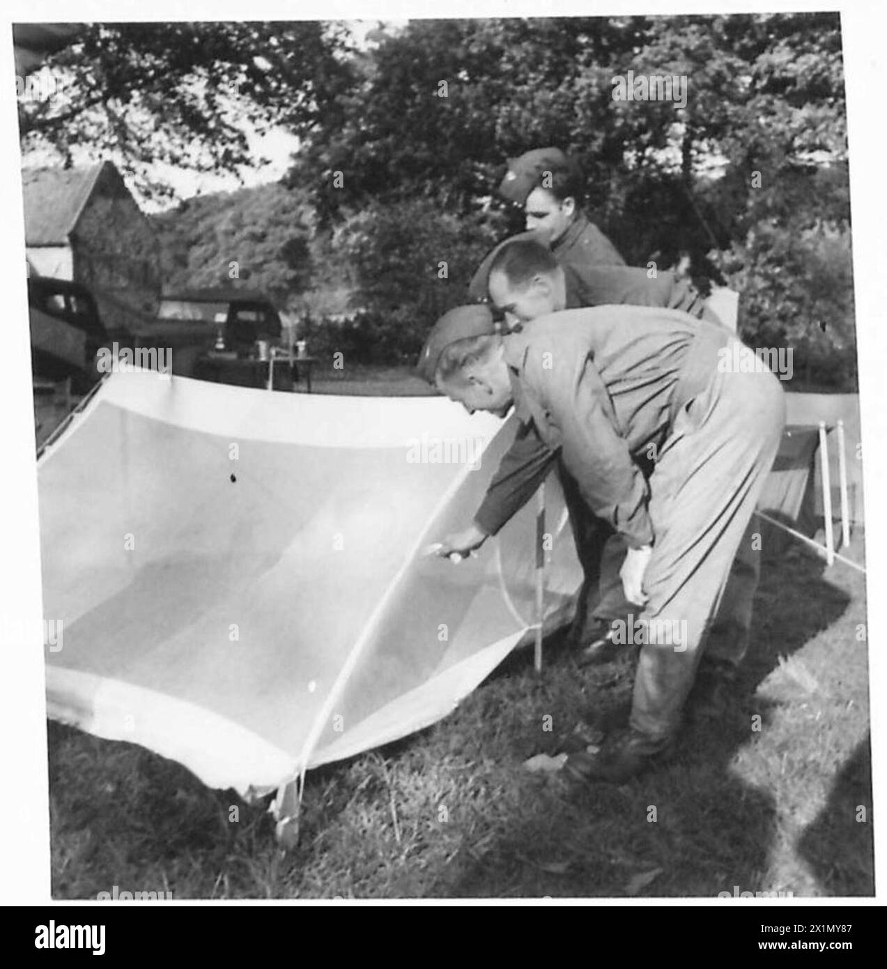 L'armée britannique a démontré l'utilisation de rideaux de bivouacs de sable aux étudiants, montrant des mesures de protection contre les moustiques et les mouches de sable dans des conditions de terrain. Banque D'Images