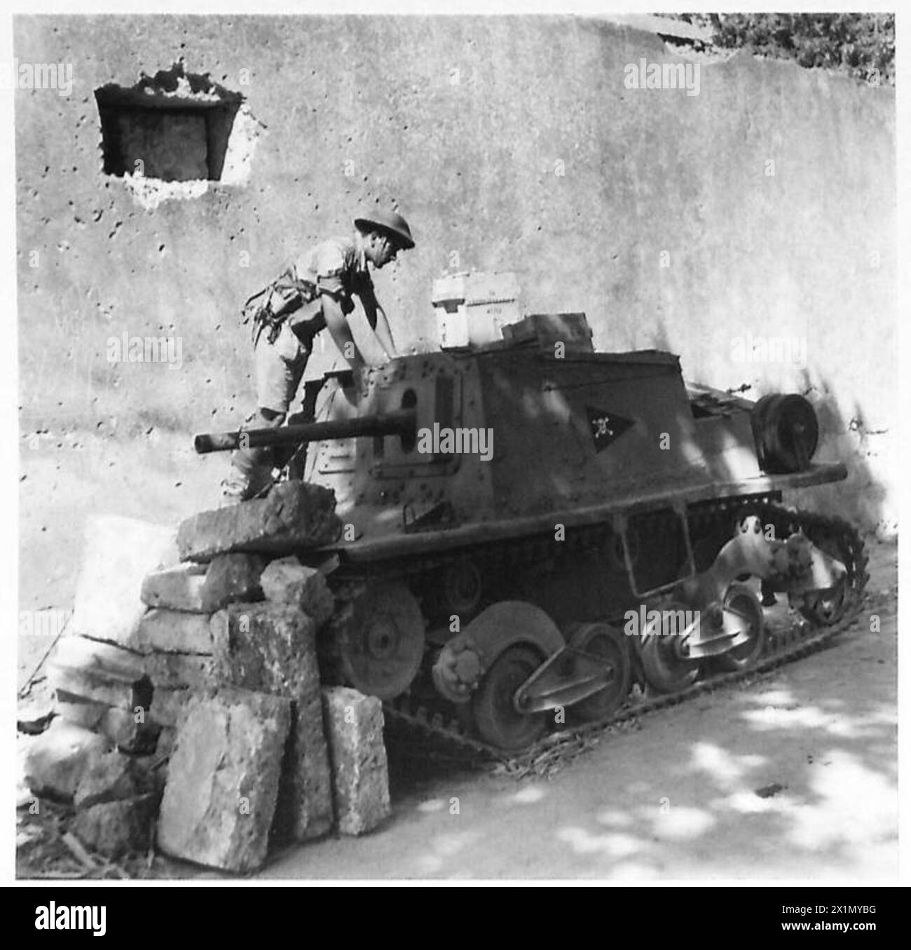 INVASION DE LA SICILE - soldat britannique inspectant un canon antichar italien (S.P.) qui a été utilisé comme point de force par l'ennemi à Noto, armée britannique Banque D'Images