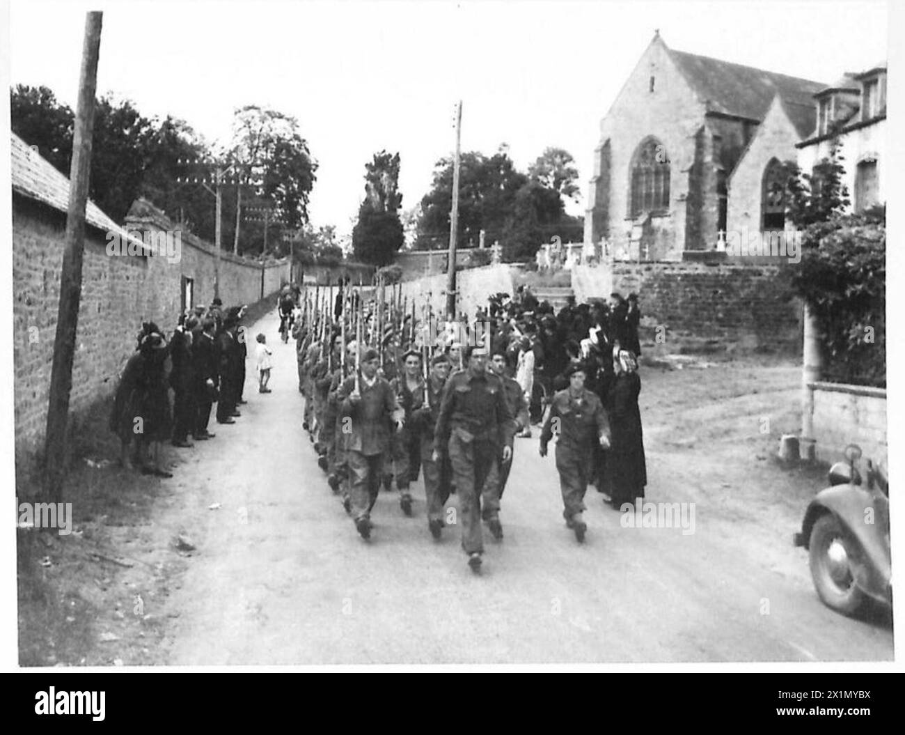 Les villageois de la Vast acclament l'unité « Commando » lors d'une marche de route dans le cadre de la formation d'une nouvelle armée française soutenue par le 21e groupe d'armées britannique. Banque D'Images