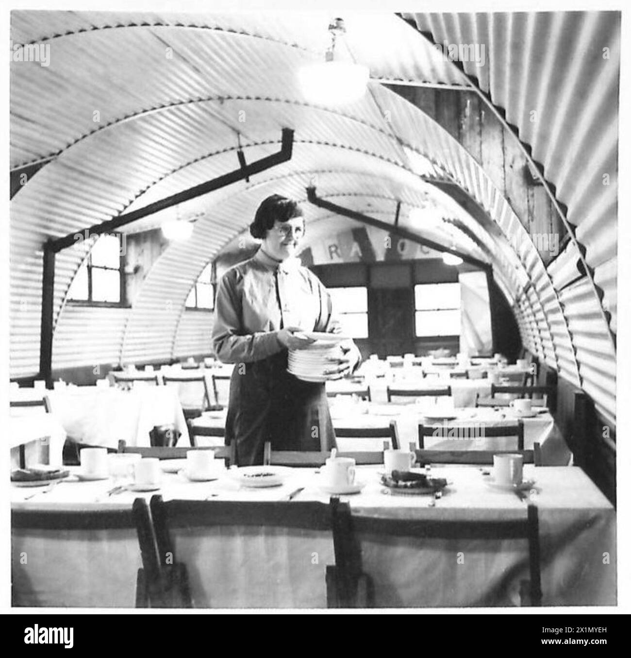 Le soldat MRS E. Kent de l'ATS prépare une table dans le mess des Sergeants dans un dépôt de la RAOC pendant que son mari sert au moyen-Orient. Banque D'Images