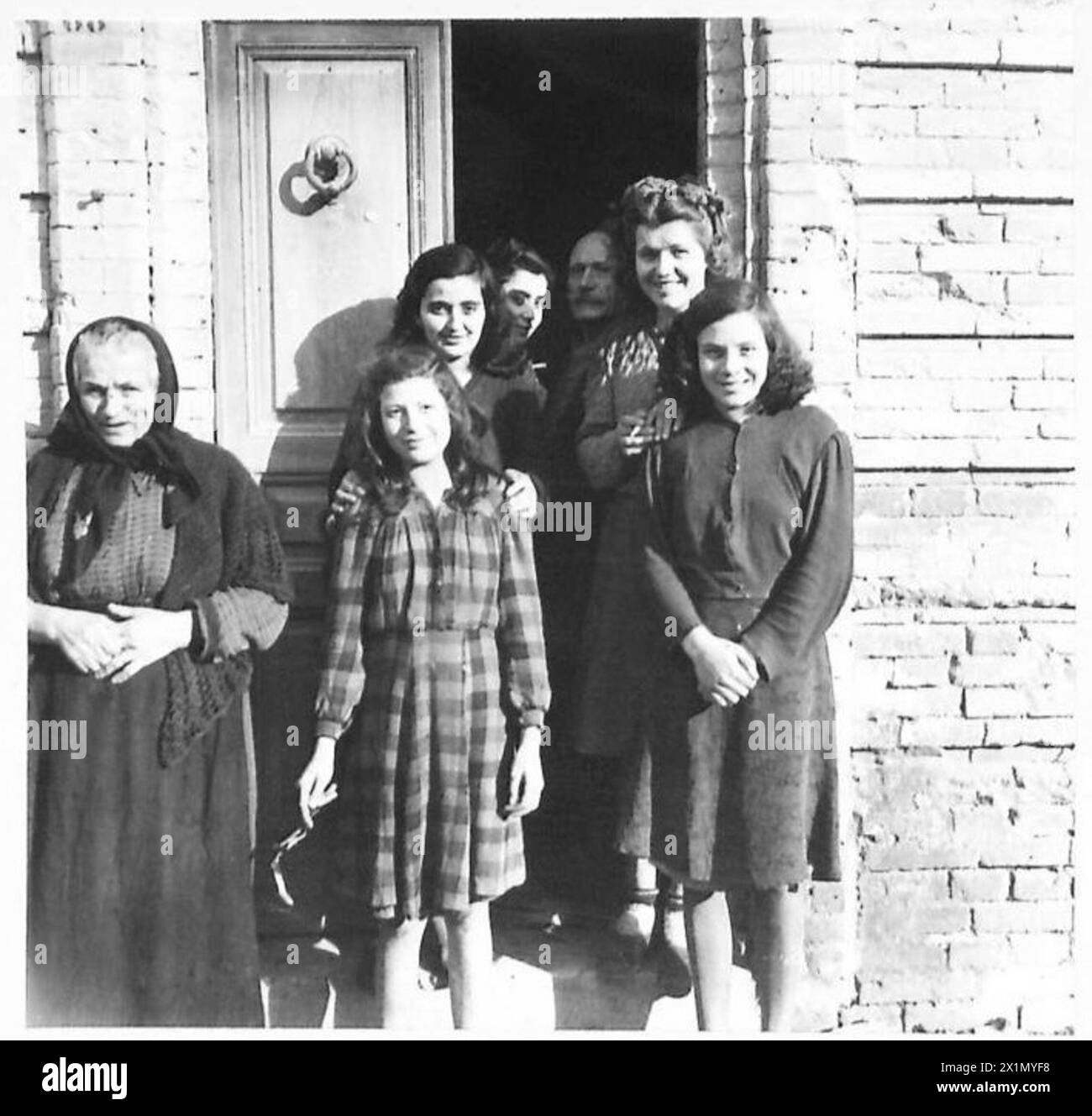 La 8e armée britannique entre à Ortona, en Italie, avec quelques civils restant sur la route. Certains civils sont photographiés, reflétant la présence civile après le combat pendant les opérations militaires. Banque D'Images