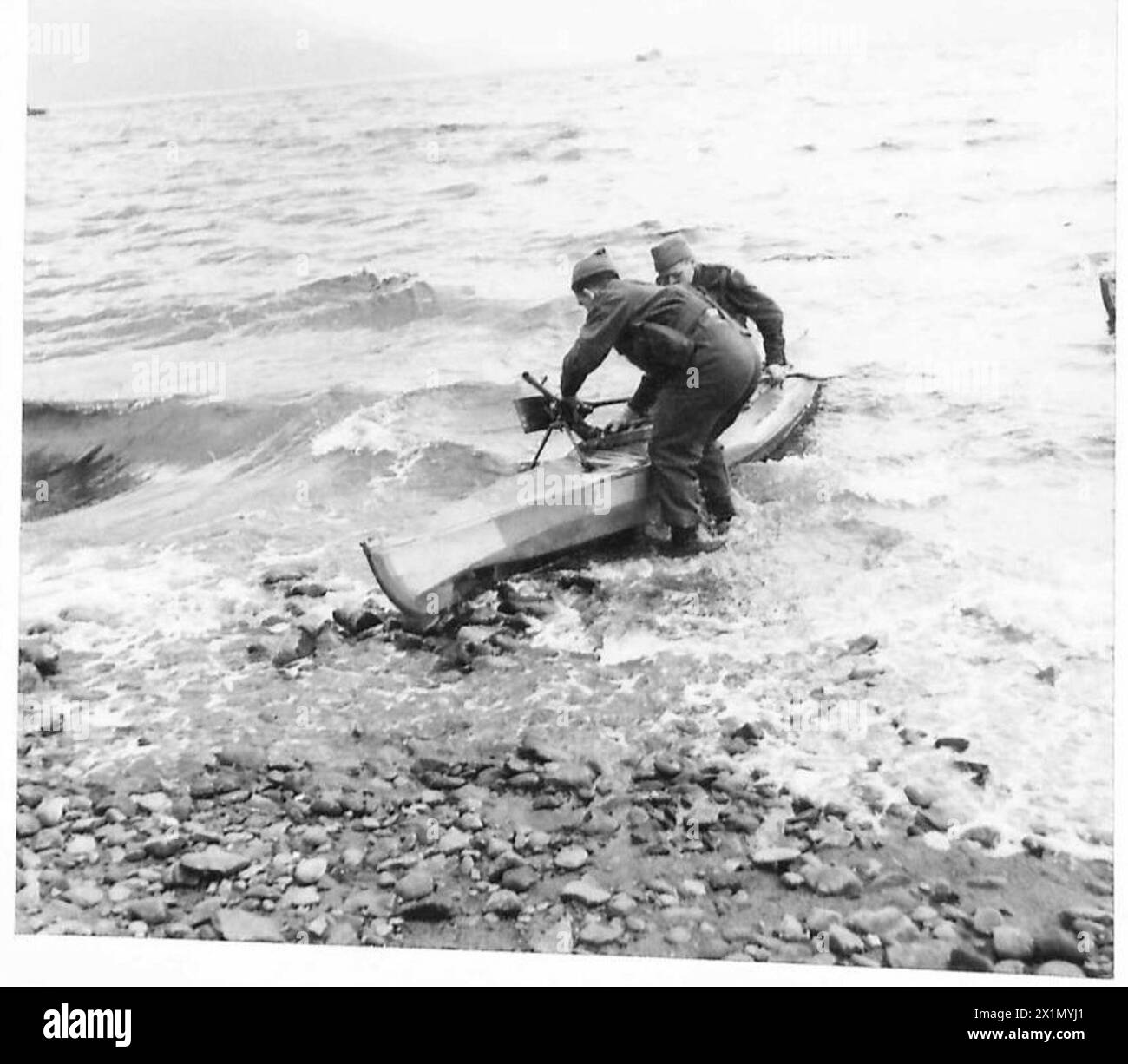 Les troupes débarquent en canot lors d'un exercice militaire observé par le roi, organisé par l'armée britannique. Banque D'Images