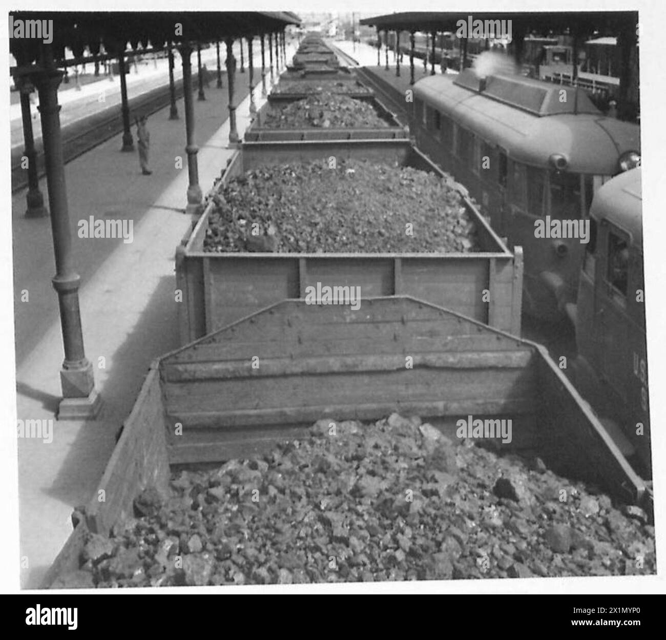 Des camions livrant du charbon arrivent à Rome pour fournir du carburant pour l'électricité et l'éclairage, documentés par l'armée britannique. Banque D'Images