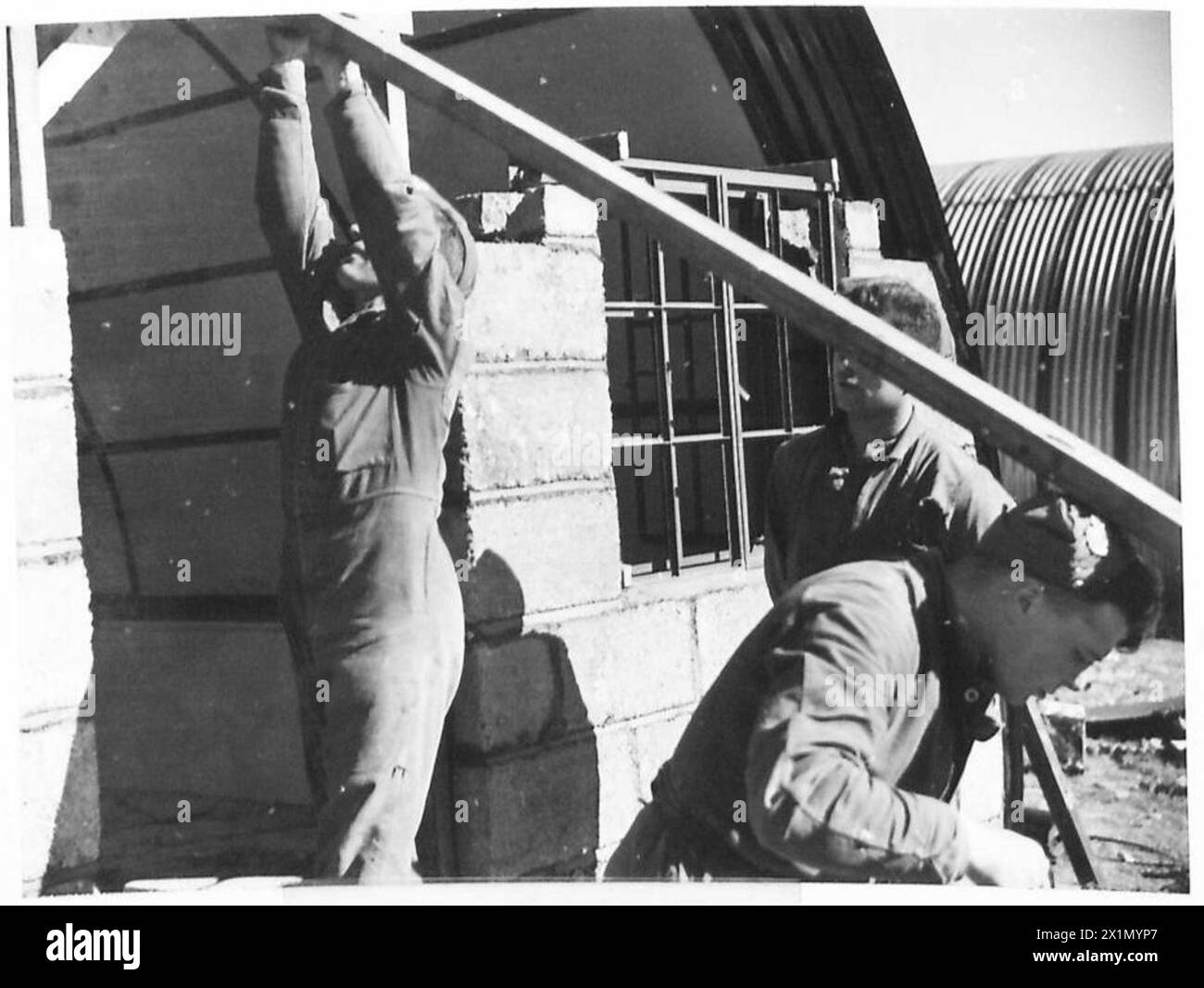 TROUPES BRITANNIQUES ET CANADIENNES EN ISLANDE - ingénieurs royaux érigeant des huttes Nissen, armée britannique Banque D'Images