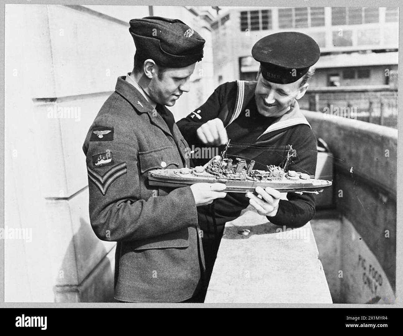 Un marin de la Royal Navy a réalisé une maquette du croiseur HMS Cumberland entièrement réalisée à partir de matchs de plus de sept mois, observés par un caporal de la RAF en 1943. Banque D'Images