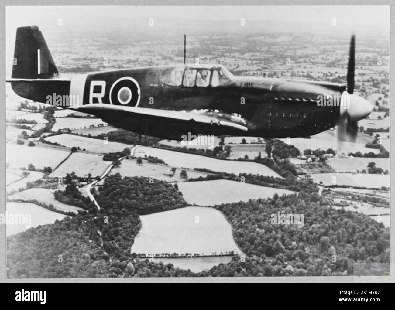 Un AVION MUSTANG EN VOL - L'avion Mustang montré ici est utilisé pour la reconnaissance photographique. Photo publiée en 1943, Royal Air Force Banque D'Images