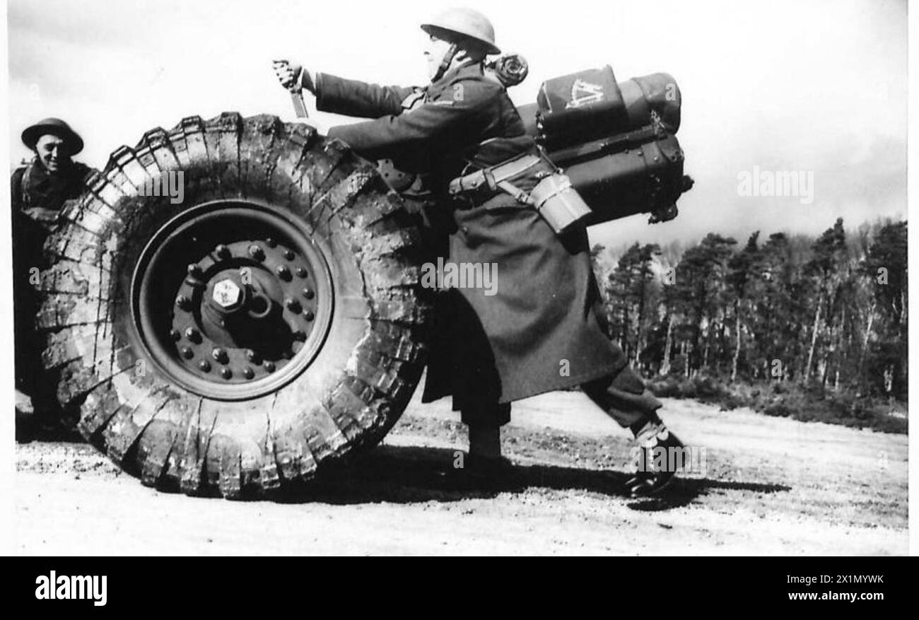 Les artilleurs de l'armée britannique effectuent des exercices de freinage sur des obusiers de 6 pouces dans le cadre de l'entraînement de vitesse et d'efficacité. Banque D'Images