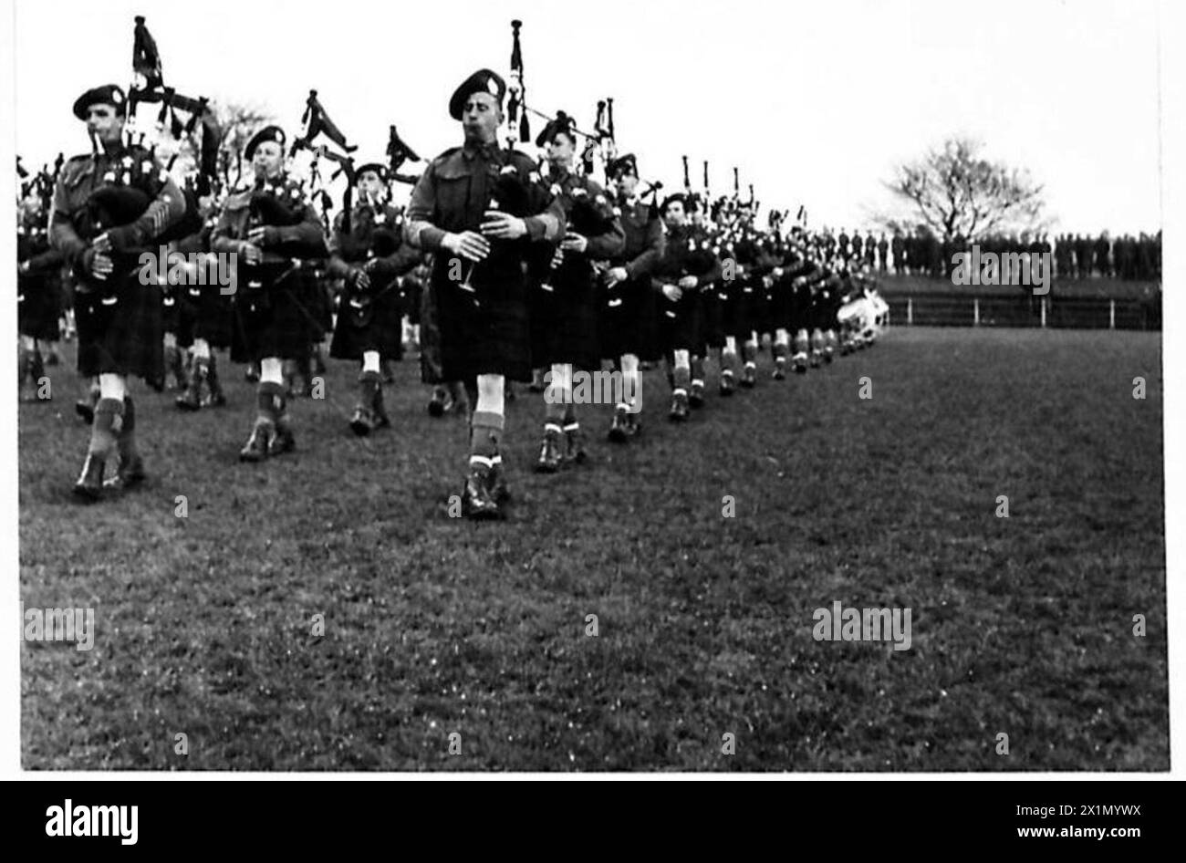 La 51st Highland Division Pipes and Drums jouant la retraite devant la famille royale lors de la visite du roi aux troupes d'invasion à Clarence Park, à Albans, British Army. Banque D'Images