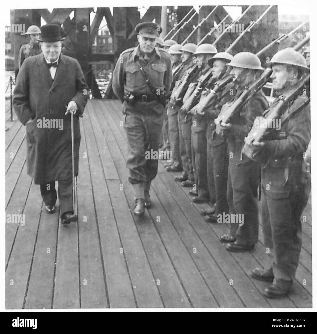 Le premier ministre Winston Churchill inspecte une garde d'honneur des Royal Fusiliers à North Woolwich Pier à Londres lors d'une visite officielle. Banque D'Images