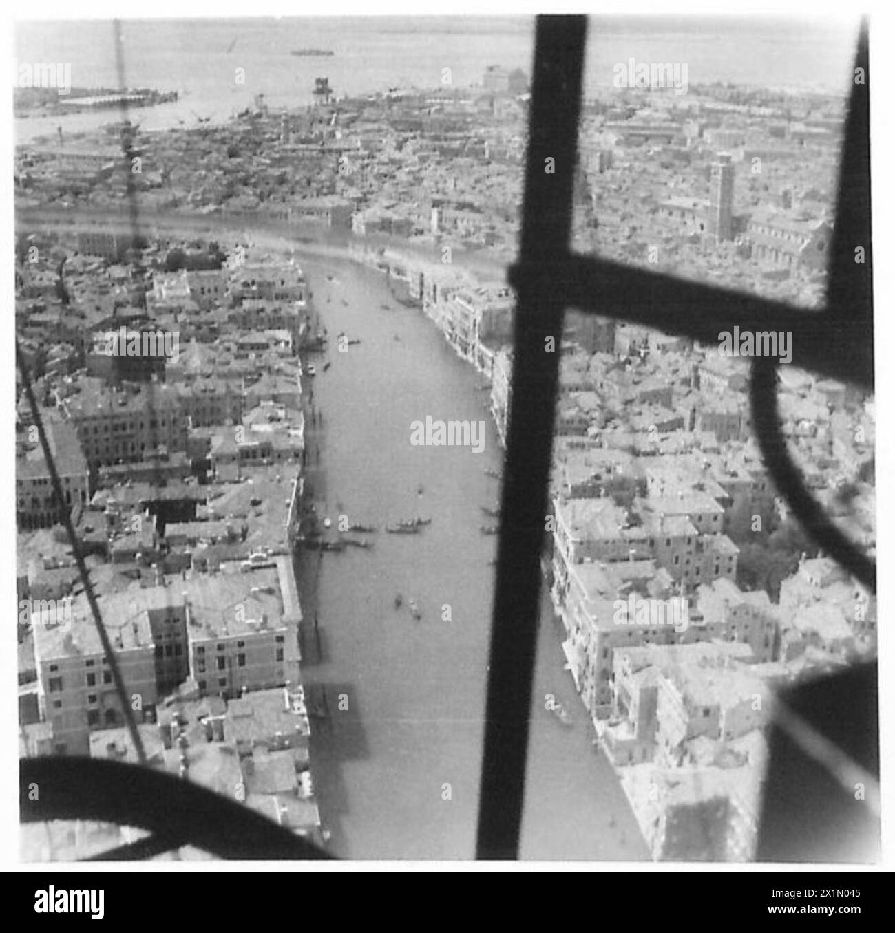 Vue aérienne de Venise et du Grand canal capturée par le blimp K.134 de la marine américaine lors d'opérations aidant les dragueurs de mines alliés à déblayer les voies navigables des mines navales. Banque D'Images