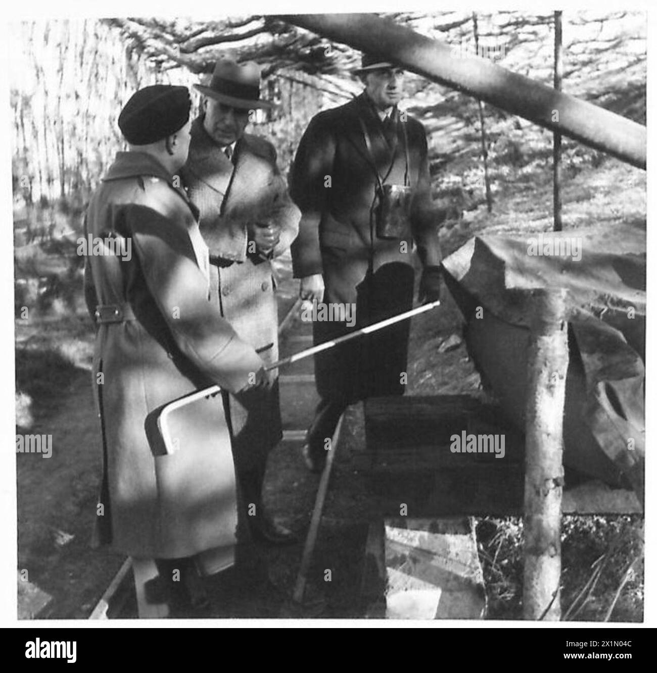 Sir Keith Murdoch inspecte 'Winnie', une arme à feu transmanche, lors d'une visite à Douvres. Banque D'Images