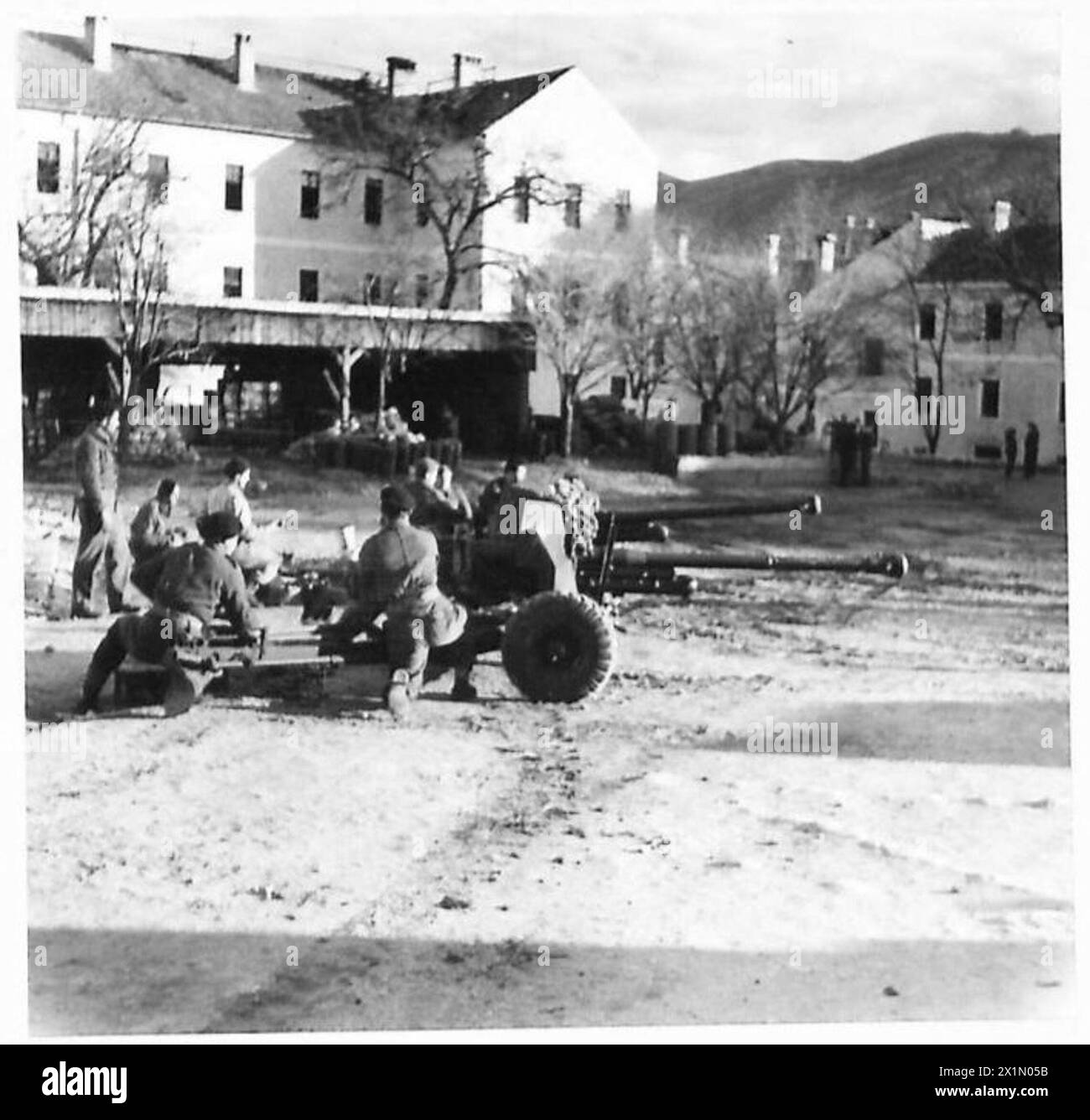 Des équipages partisans en Yougoslavie s'entraînent sur un canon antichar de 6 livres, British Army. Banque D'Images