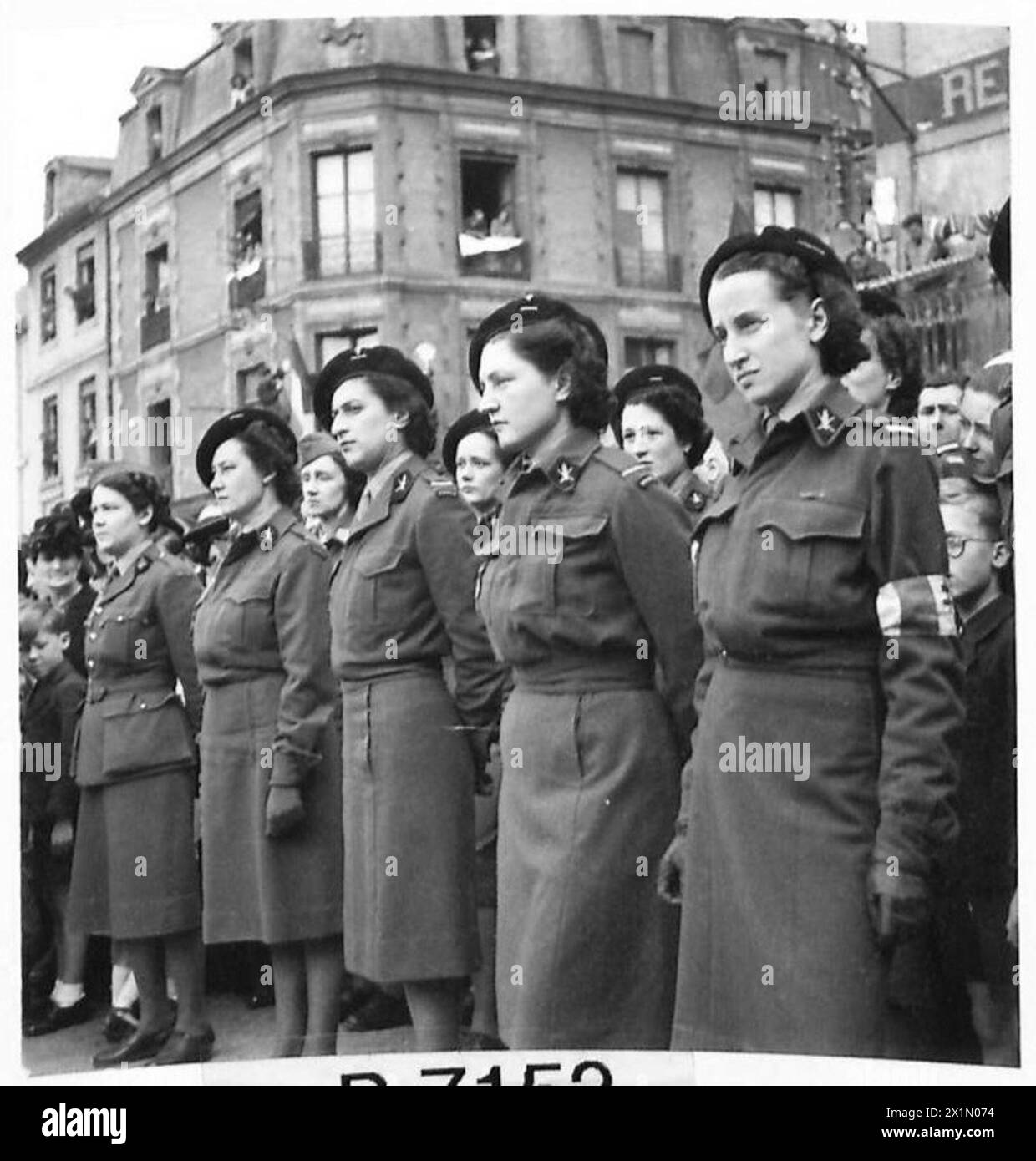 JOURNÉE DE LA BASTILLE À BAYEUX - ATS français participant au service au Mémorial de guerre de Bayeux, Armée britannique, 21e Groupe d'armées Banque D'Images