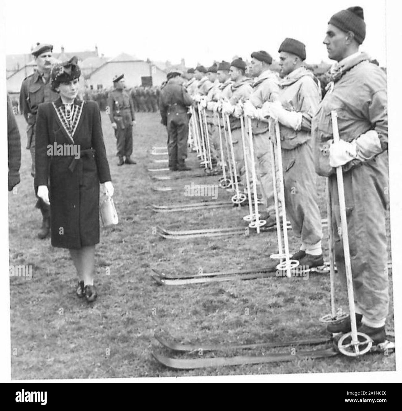 Son Altesse Royale la duchesse de Gloucester inspecte les troupes de ski de l'armée britannique en Écosse pendant la IIe Guerre mondiale. Les soldats se tiennent en formation sur un sol enneigé, démontrant leur disponibilité et leur discipline pour l'entraînement à la guerre en montagne. Banque D'Images
