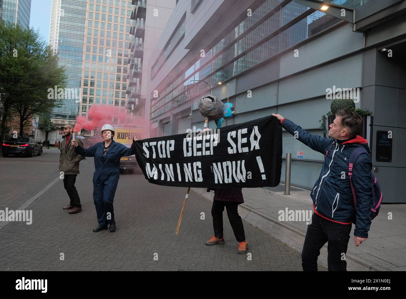 Ocean Rebellion (OR) organise un concert de protestation contre un sommet minier en haute mer au Hilton de Canary Wharf, soulignant ses effets néfastes sur la vie marine. L'exploitation minière en haute mer, qui consiste à extraire des «nodules de manganèse» des fonds marins pour les utiliser dans des technologies vertes, est considérée comme causant des dommages importants à l'environnement. Il prive les fonds marins de toute vie, libère des panaches de sédiments et crée du bruit qui désoriente les animaux marins. La pollution sonore causée par l'exploitation minière en haute mer est des centaines de fois plus forte qu'un lancement de fusée spatiale. Un permis d'exploitation minière en haute mer dépouillerait un fond marin d'un tiers de la taille de Belgiu Banque D'Images