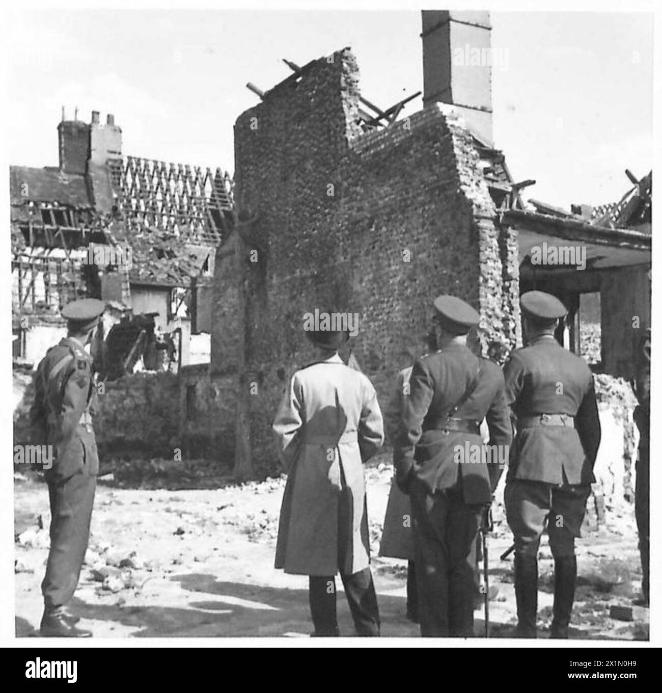 LE SECRÉTAIRE D'ÉTAT À LA GUERRE REND VISITE AUX TROUPES - Sir James Grigg regarde une démonstration de combats de rue, British Army Banque D'Images