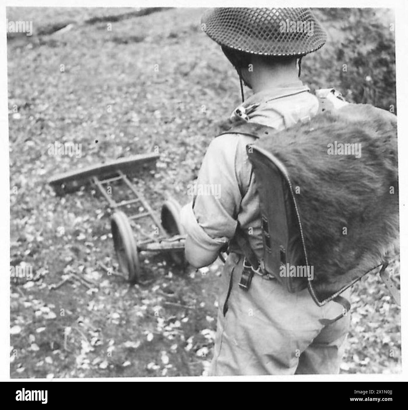 Les forces britanniques en Afrique du Nord, en Sicile, en Italie, dans les Balkans et en Autriche entre 1942-1946 ont utilisé des détecteurs de mines allemands capturés sur le principe de la « poussette ». Les opérateurs portaient des amplificateurs, portaient des écouteurs et marquaient les voies avec de la peinture blanche tout en détectant des mines. Banque D'Images