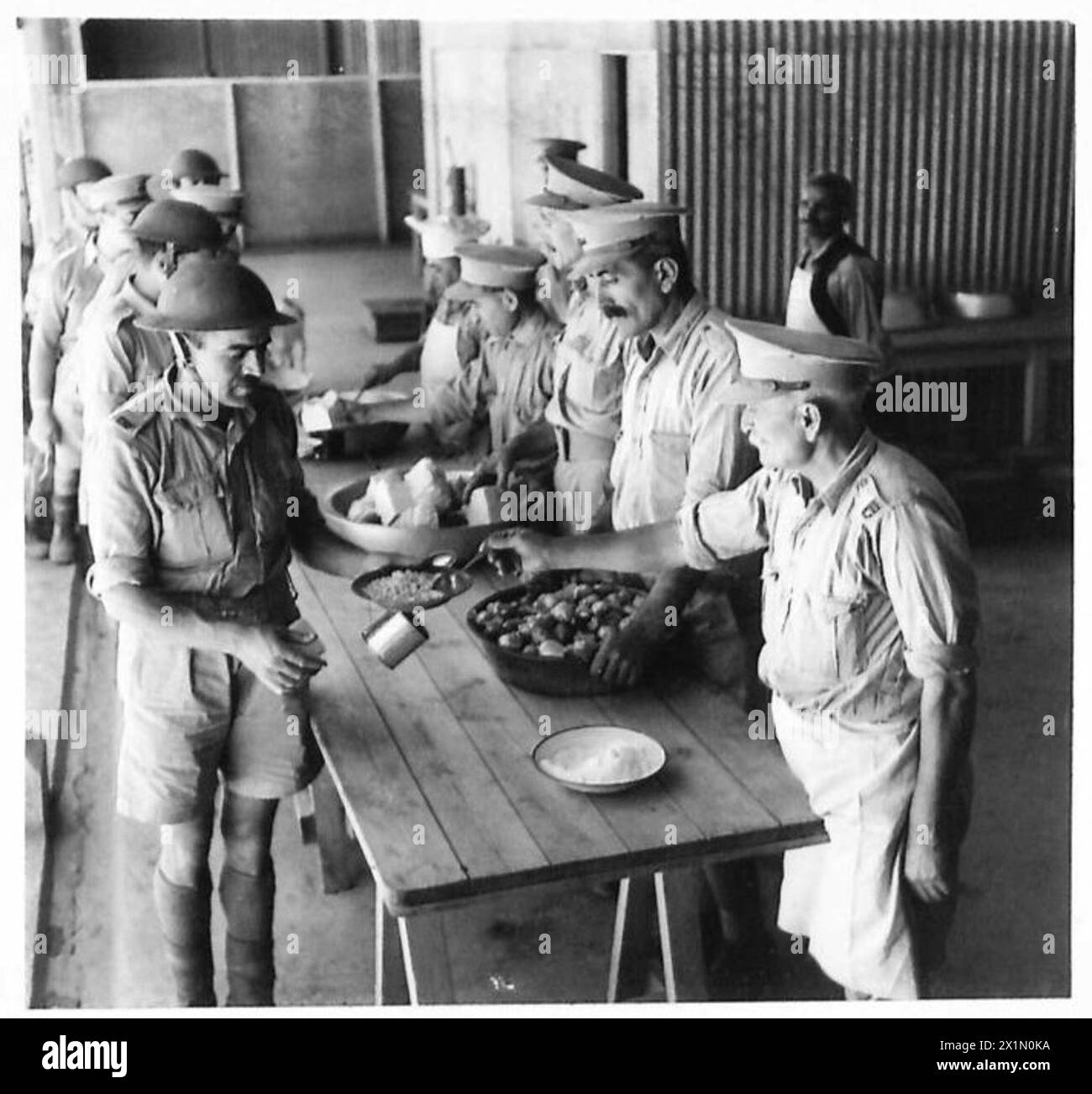 AVEC Une COMPAGNIE FORESTIÈRE DE LA FORCE VOLONTAIRE CHYPRIOTE - obtenir leur dîner à la maison de cuisine, l'armée britannique Banque D'Images