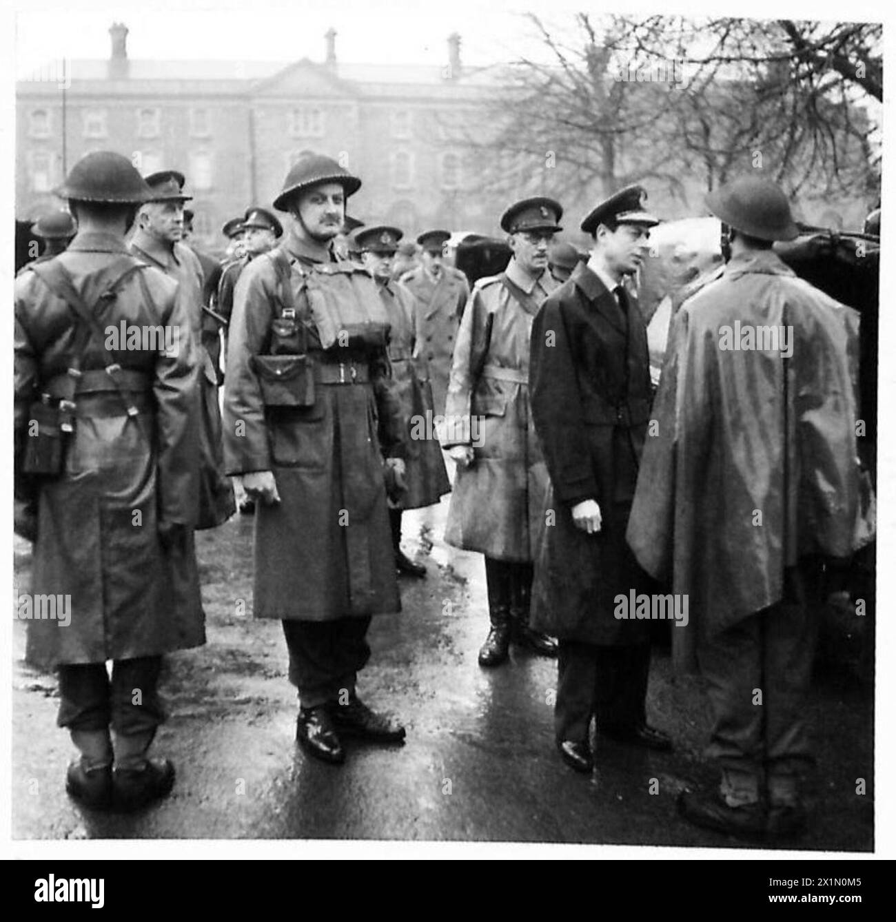 LE DUC DE KENT VISITE L'IRLANDE DU NORD - le duc inspectant un régt de campagne, de la Royal Artillery, de l'armée britannique Banque D'Images