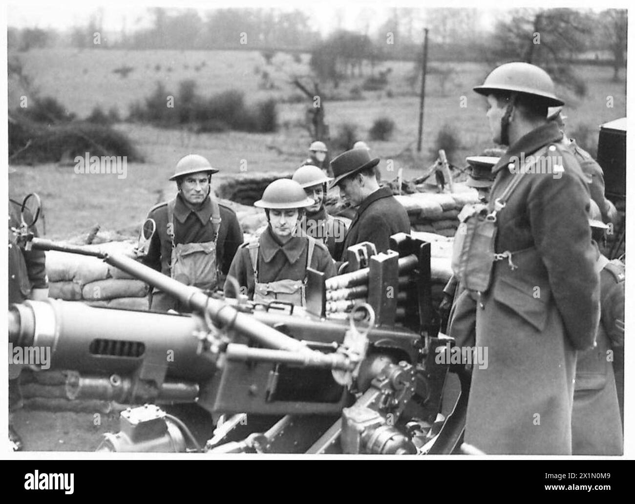 Le secrétaire d'État s'entretient avec l'équipage d'un canon anti-aérien léger, illustrant les opérations de défense aérienne de l'armée britannique et l'engagement des dirigeants. Banque D'Images