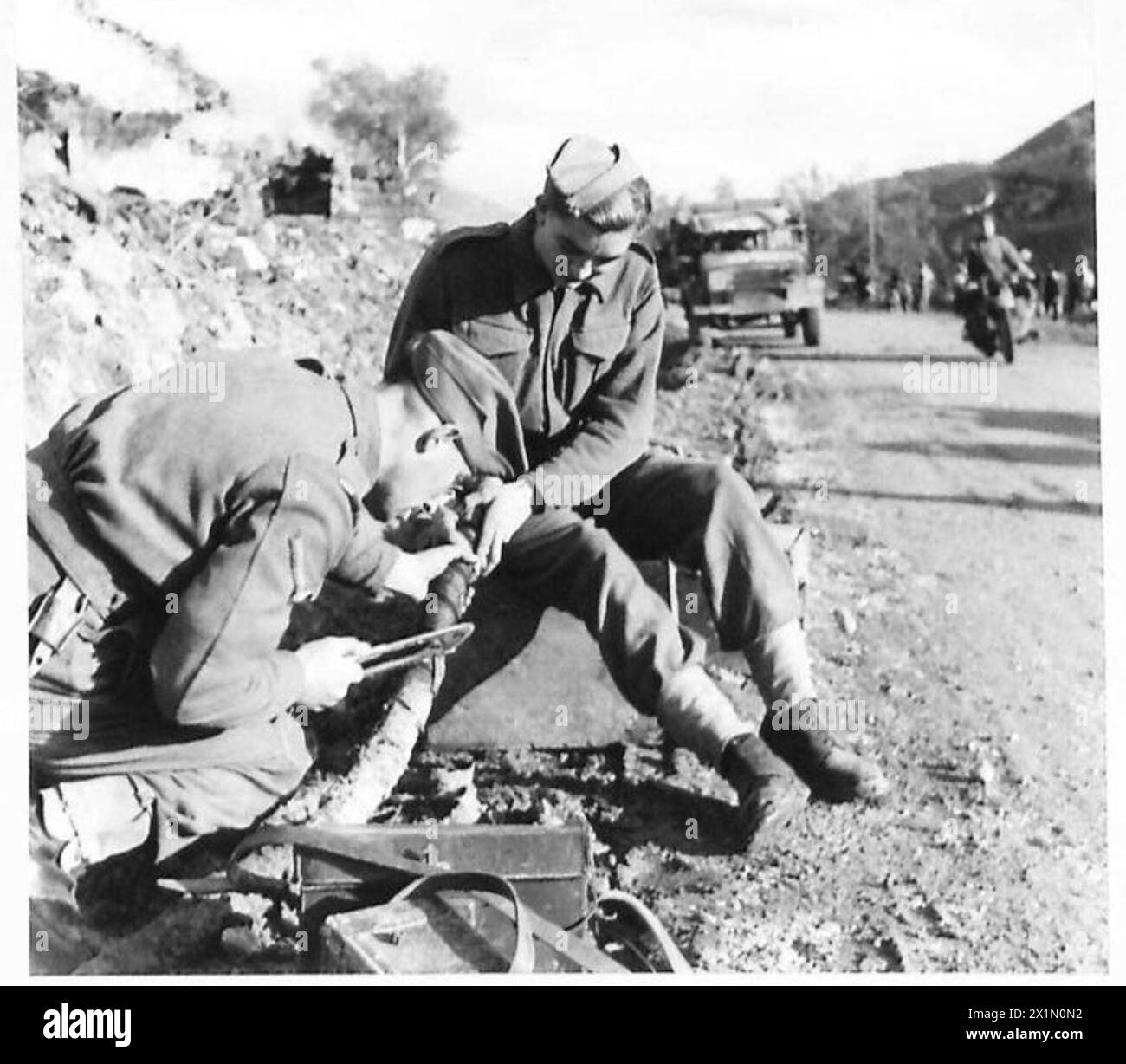 Les hommes de ligne effectuent un test final des communications de signaux de terrain à l'aide d'un instrument Megger pour la Cinquième armée en Italie. Banque D'Images Les hommes de ligne effectuent un test final des communications de signaux de terrain à l'aide d'un instrument Megger pour la Cinquième armée en Italie. Banque D'Images