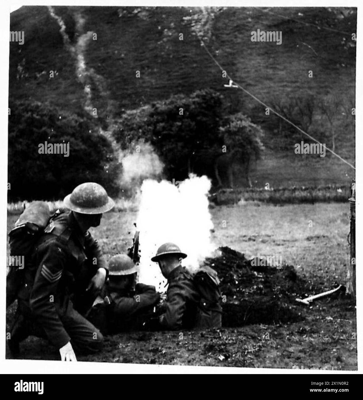 Les troupes britanniques s'entraînent à une aile AA à l'aide d'un canon Bren sur un modèle simulant un bombardier en plongée descendant sur un câble d'une colline de l'armée britannique. Banque D'Images